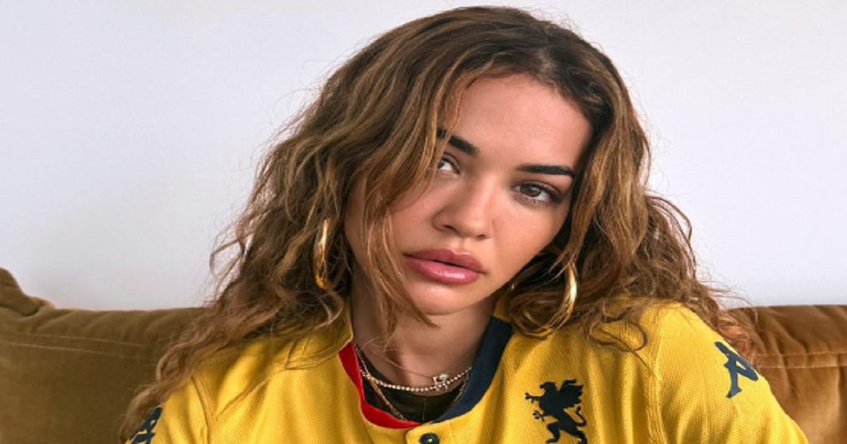 Rita Ora Testimonial Del Genoa Indossa La Maglia Dei 130 Anni Radio